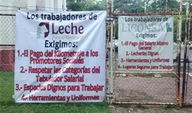Protestan en Tabasco trabajadores de la industria láctea por incumplimiento de prestaciones a nivel nacional