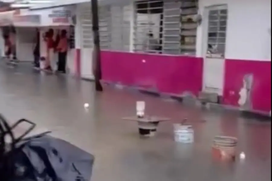Exhiben intensas anegaciones en calle Hombres Ilustres de Cunduacán