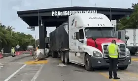 Tráiler derriba caseta de cobro en puente Zacatal en Ciudad del Carmen