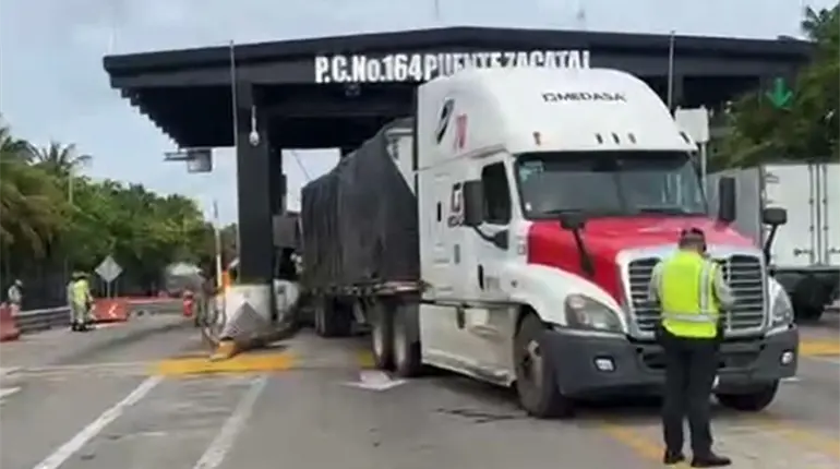 Tráiler derriba caseta de cobro en puente Zacatal en Ciudad del Carmen