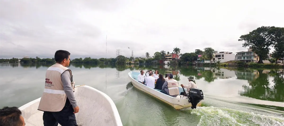 Autoridades recorren laguna de Las Ilusiones tras mortandad de peces y un cocodrilo