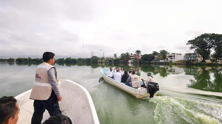 Autoridades recorren laguna de Las Ilusiones tras mortandad de peces y un cocodrilo