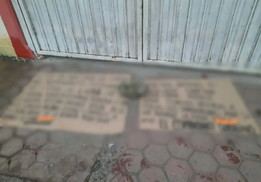 Dejan cartulinas con amenazas afuera de escuela en Comalcalco
