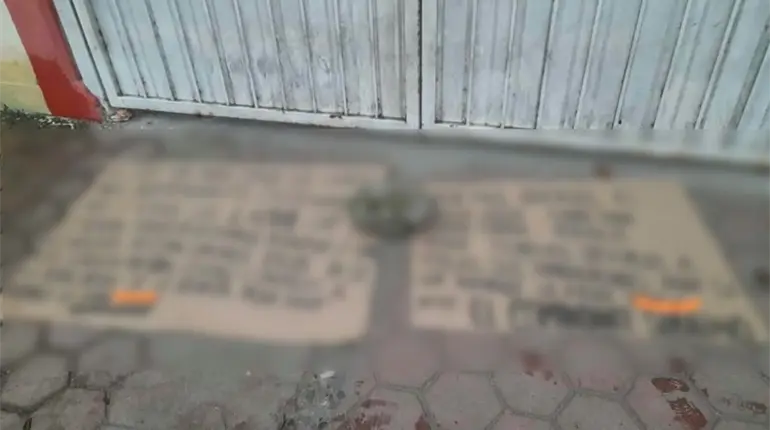 Dejan cartulinas con amenazas afuera de escuela en Comalcalco