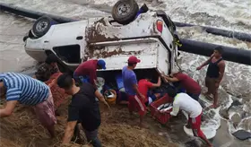 Vuelca camioneta y cae a orilla del mar en El Alacrán, Cárdenas