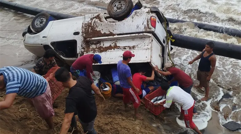Vuelca camioneta y cae a orilla del mar en El Alacrán, Cárdenas