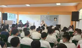 Claudia Cecilia promueve la lectura en estudiantes de secundaria del Fraccionamiento Lagunas