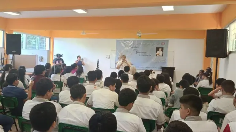 Claudia Cecilia promueve la lectura en estudiantes de secundaria del Fraccionamiento Lagunas