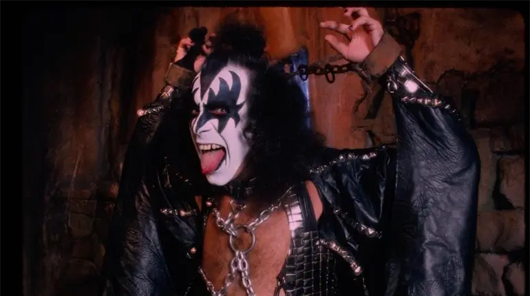 Gene Simmons de KISS se desmaya mientras conducía y provoca choque
