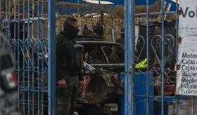Aseguran 100 toneladas de autopartes durante cateos en CDMX