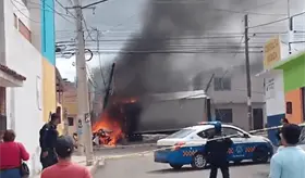 Choca contra 7 vehículos, 4 motos, 1 transporte público y se incendia en Querétaro