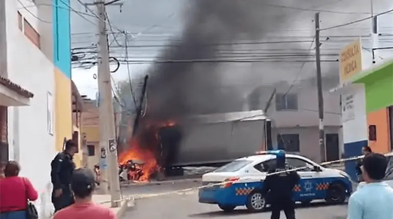 Choca contra 7 vehículos, 4 motos, 1 transporte público y se incendia en Querétaro