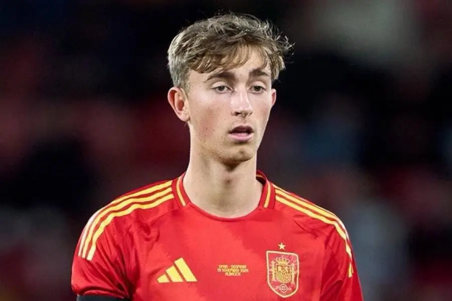 Dean Huijsen causa baja de la selección española por molestias musculares
