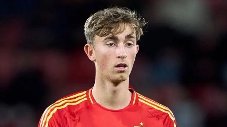 Dean Huijsen causa baja de la selección española por molestias musculares