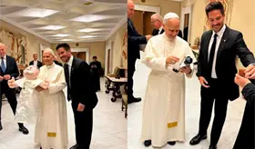 Dr. Simi llega al Vaticano; obsequian a Papa León muñeco del personaje con sotana