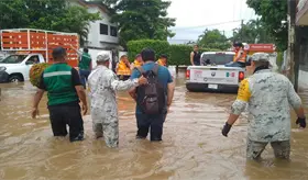 Tormenta "Raymond" deja inundaciones en Guerrero; en Oaxaca suspenden clases