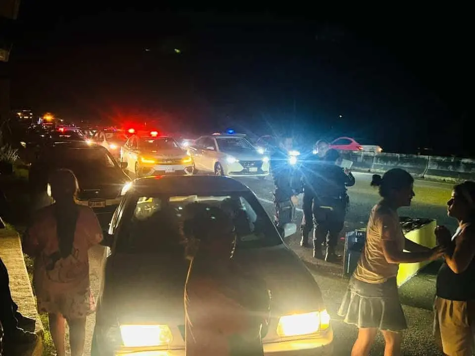 Bloquean carretera Villahermosa–Frontera por falta de luz