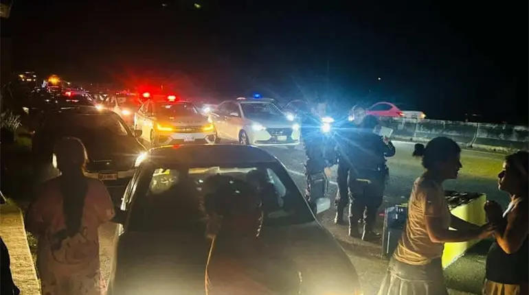 Bloquean carretera Villahermosa–Frontera por falta de luz