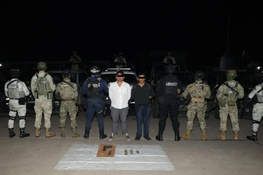 Detienen a dos hombres en taxi con arma y drogas en Villahermosa