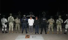 Detienen a dos hombres en taxi con arma y drogas en Villahermosa