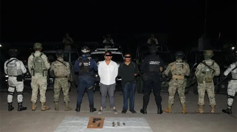 Detienen a dos hombres en taxi con arma y drogas en Villahermosa