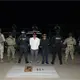Detienen a dos hombres en taxi con arma y drogas en Villahermosa