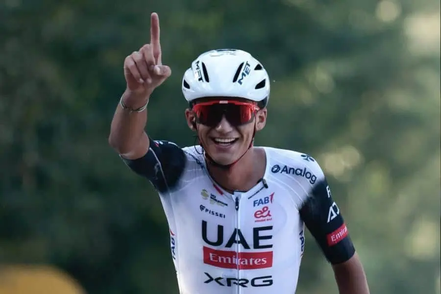 Isaac del Toro consigue su triunfo 15 de la temporada en el Gran Piemonte 2025