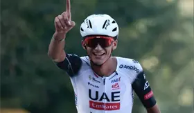 Isaac del Toro consigue su triunfo 15 de la temporada en el Gran Piemonte 2025