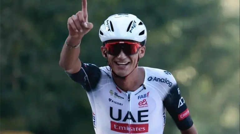 Isaac del Toro consigue su triunfo 15 de la temporada en el Gran Piemonte 2025