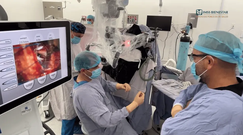 Equipo de neurología del hospital "Dr. Juan Graham" participan en Simposio Peninsular con cirugía transmitida en vivo