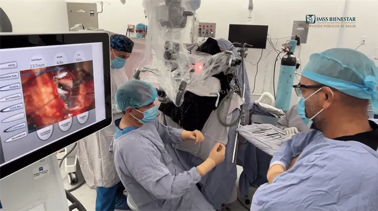 Equipo de neurología del hospital "Dr. Juan Graham" participan en Simposio Peninsular con cirugía transmitida en vivo