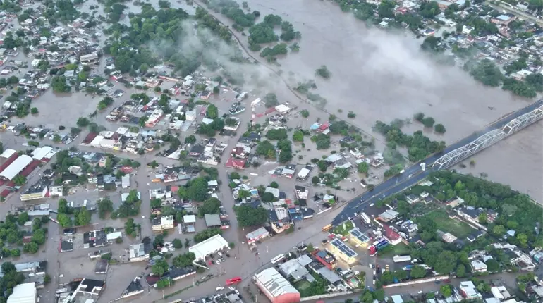 Ya son 48 municipios afectados por lluvias y desbordamientos de ríos en Veracruz