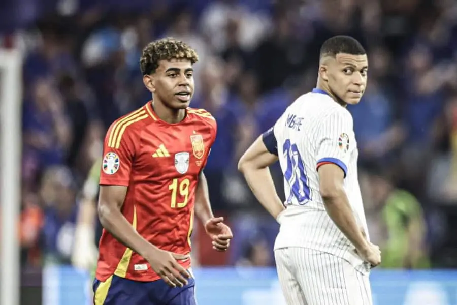 Mbappé defiende a Lamine Yamal: "Debernos fijarnos en lo que hace en el campo"