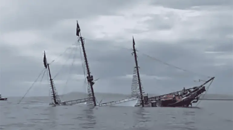 Se hunde réplica de la Santa María, conocida como "La Marigalante" en Puerto Vallarta