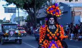 Lanza Centro convocatoria para concurso y Desfile de Catrinas y Catrines en "Celebrando la Eternidad 2025"