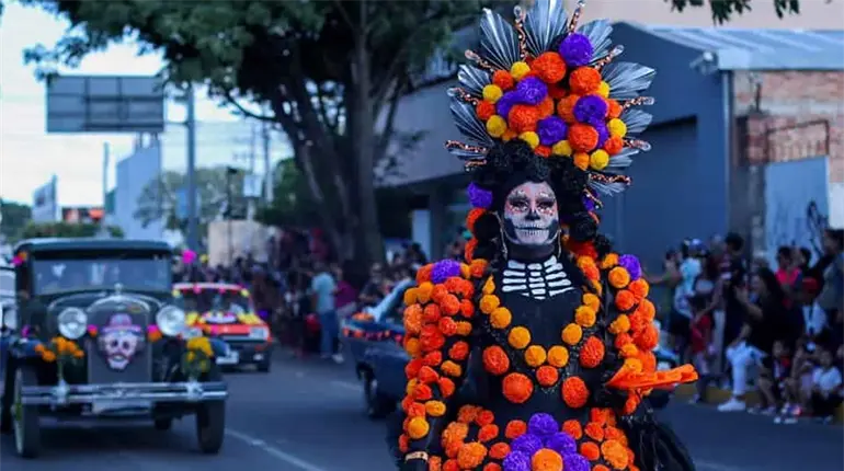 Lanza Centro convocatoria para concurso y Desfile de Catrinas y Catrines en "Celebrando la Eternidad 2025"