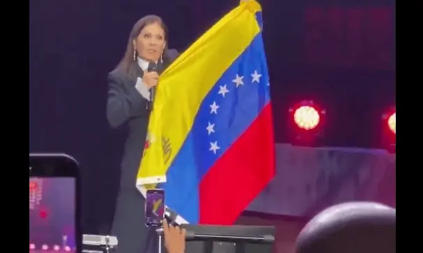 Durante concierto, Ana Gabriel felicita a venezolanos por nobel de la paz a líder opositora, María Corina Machado