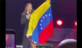 Durante concierto, Ana Gabriel felicita a venezolanos por nobel de la paz a líder opositora, María Corina Machado