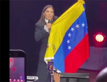 Durante concierto, Ana Gabriel felicita a venezolanos por nobel de la paz a líder opositora, María Corina Machado
