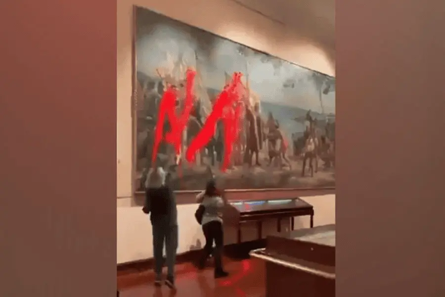 Activistas lanzan pintura a cuadro de Cristóbal Colón de 1892 en Museo de Madrid