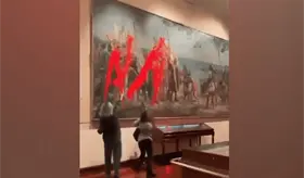 Activistas lanzan pintura a cuadro de Cristóbal Colón de 1892 en Museo de Madrid