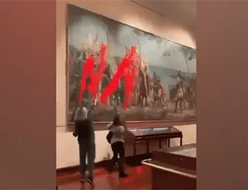 Activistas lanzan pintura a cuadro de Cristóbal Colón de 1892 en Museo de Madrid