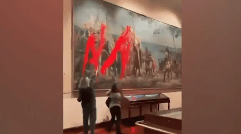Activistas lanzan pintura a cuadro de Cristóbal Colón de 1892 en Museo de Madrid