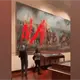 Activistas lanzan pintura a cuadro de Cristóbal Colón de 1892 en Museo de Madrid