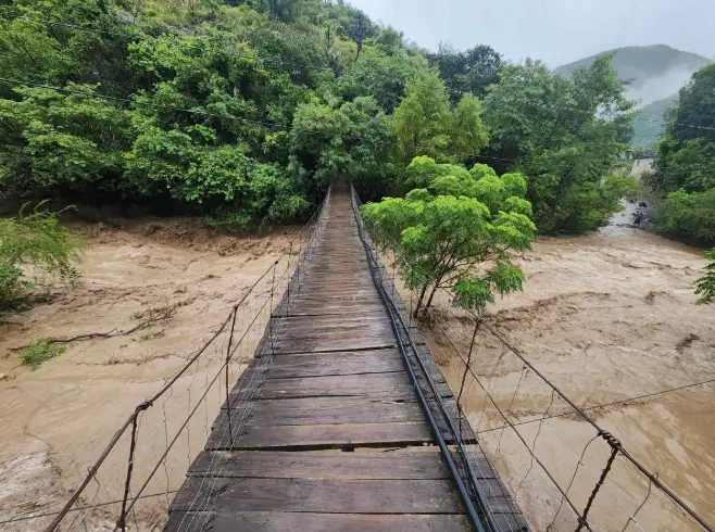 Río desborda en Hidalgo y arrasa con puentes y tirolesas