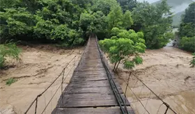 Río desborda en Hidalgo y arrasa con puentes y tirolesas