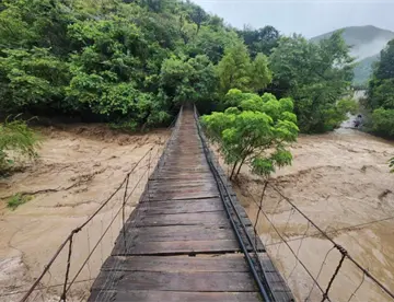 Río desborda en Hidalgo y arrasa con puentes y tirolesas