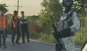 Tráiler se sale de carretera a la altura de Dos Montes, Centro