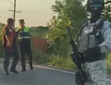 Tráiler se sale de carretera a la altura de Dos Montes, Centro