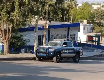 Grupo armado ataca a balazos caseta de policía en Culiacán; un oficial resultó herido